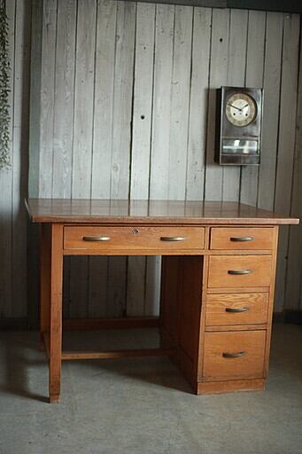 古い木製の片袖机　引き出し5杯　ワークデスク　作業台　古家具　アンティーク家具 古い木製の片袖机 引き出し5杯 ワークデスク 作業台 古家具