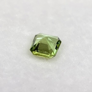 トルマリンの角砂糖  約3.7mm*3.8mm H2.5mm r-0413