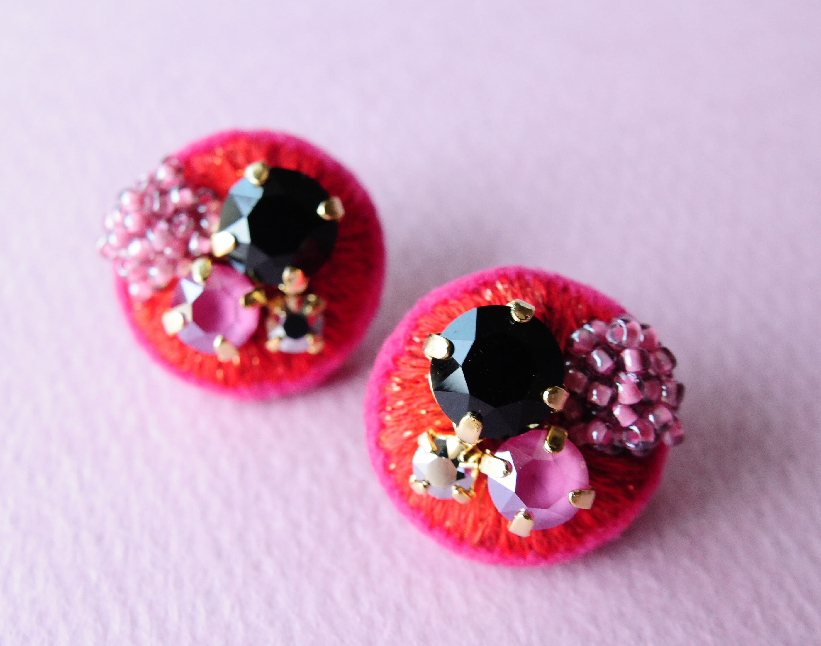 ＜Stella～遊び好きの星～＞刺繍イヤリング「 ジュエルJewe/ストロベリー 」/アレルギー対応パーツ変更可能