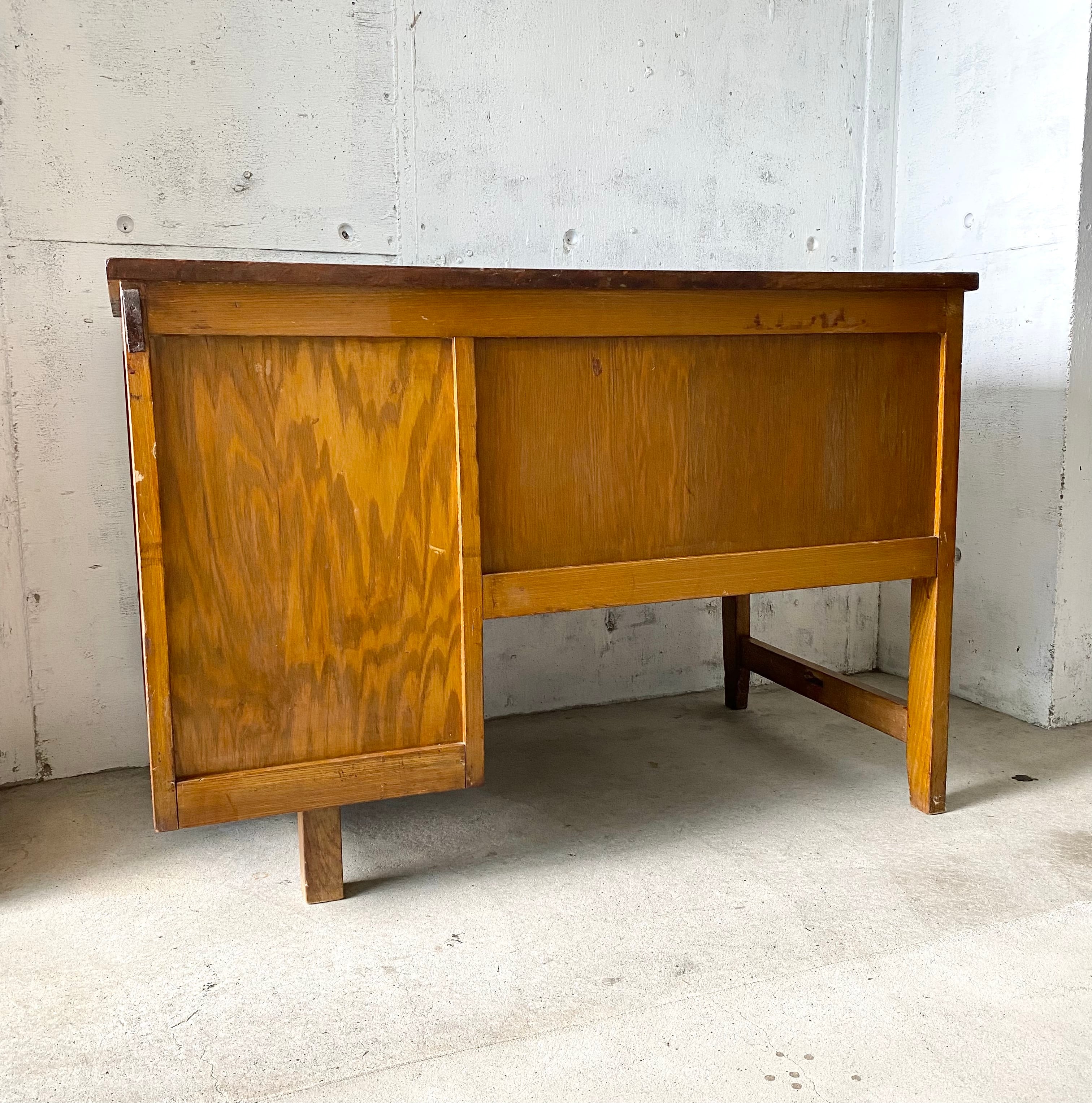 個性のある姿の木製デスク[古家具] | giraffes craft