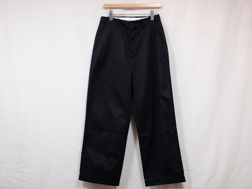 UNIVERSAL PRODUCTS.” NO TUCK WIDE CHINO TROUSERS NAVY”