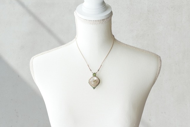 レインボー水晶(アイリスクォーツ)&ペリドットのマクラメネックレス【一点物】