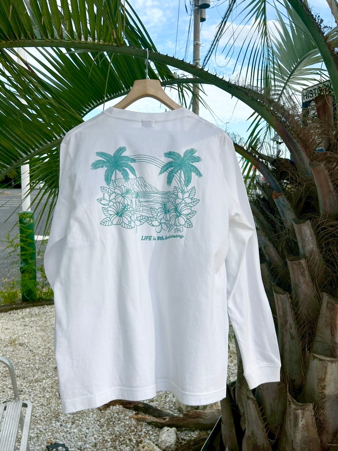 LIFE is × TAMOコラボ ワンカラーロンT ￥7,000(￥7,700)