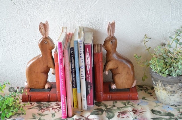 本に乗ったウサギのブックエンド
