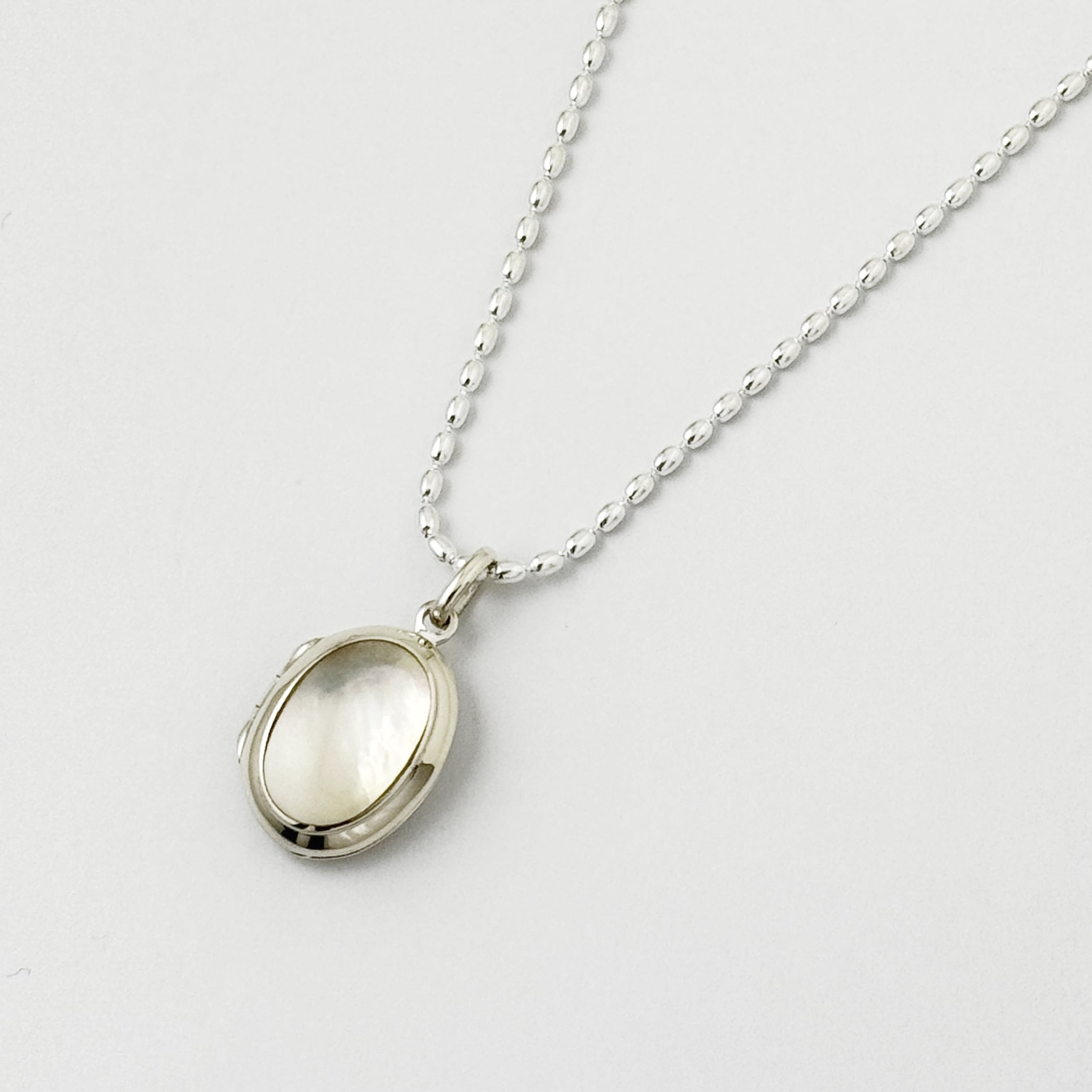 再入荷】白蝶貝 オーバル ロケット ペンダント Sサイズ （チェーン