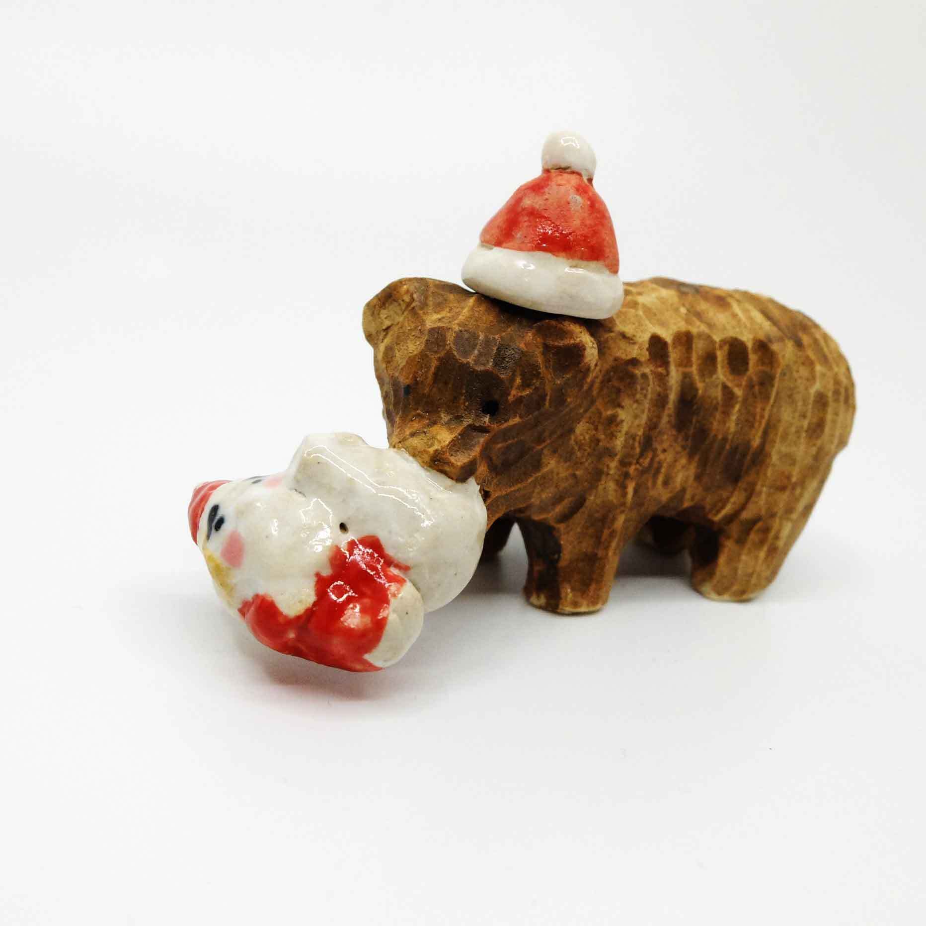 木彫り熊(クリスマス)の置き物 / すずきたまみ / 陶芸作品