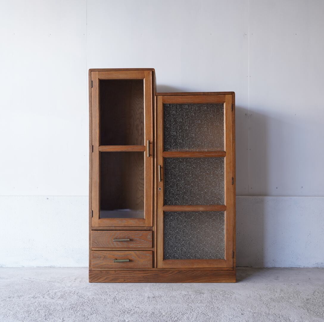 個性的な姿のキャビネット