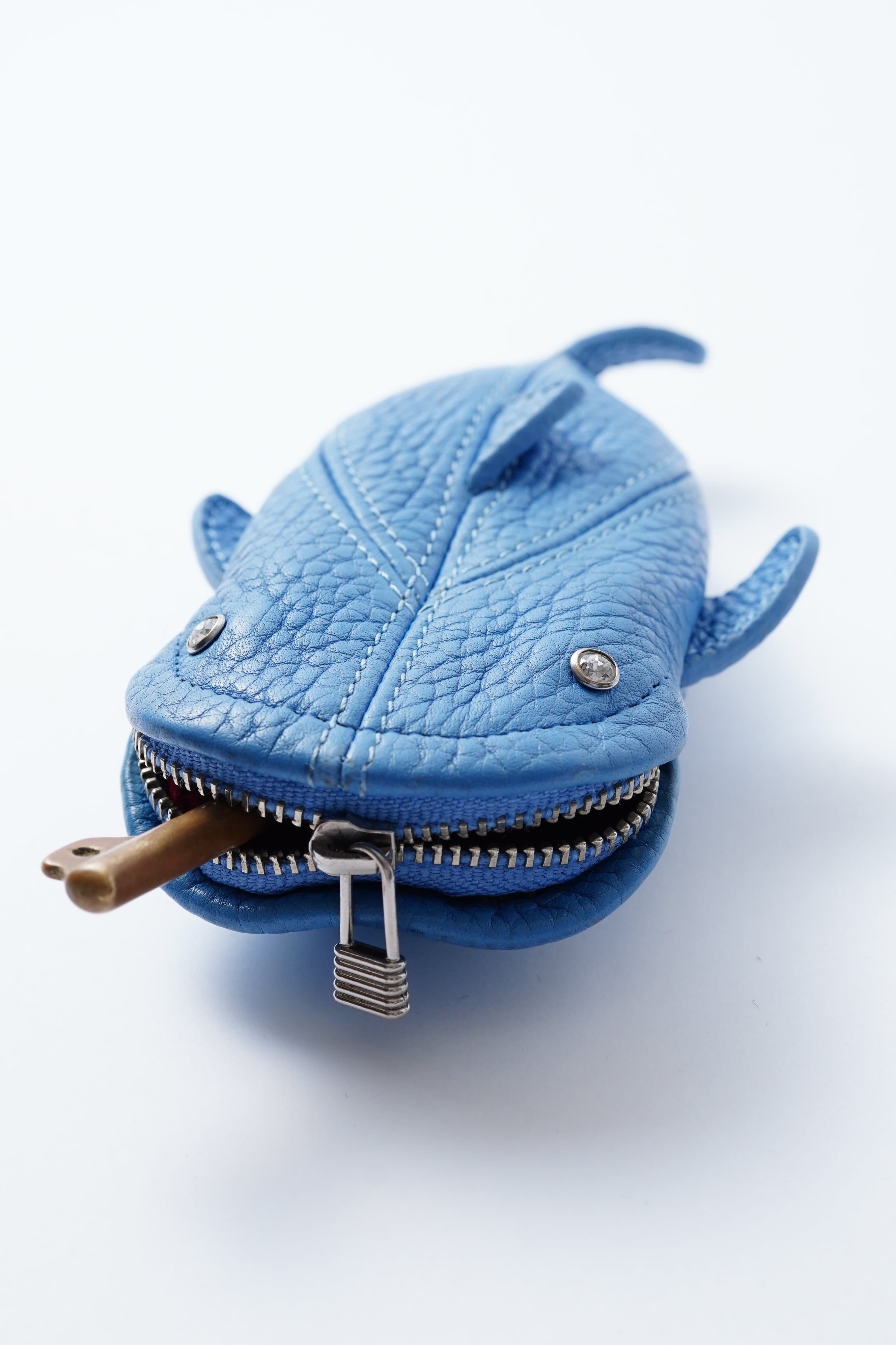 魚型レザーアクセサリーケース　i.d.o. i.d.o デザイン レザーグッズ サメバッグ キーケース 公式