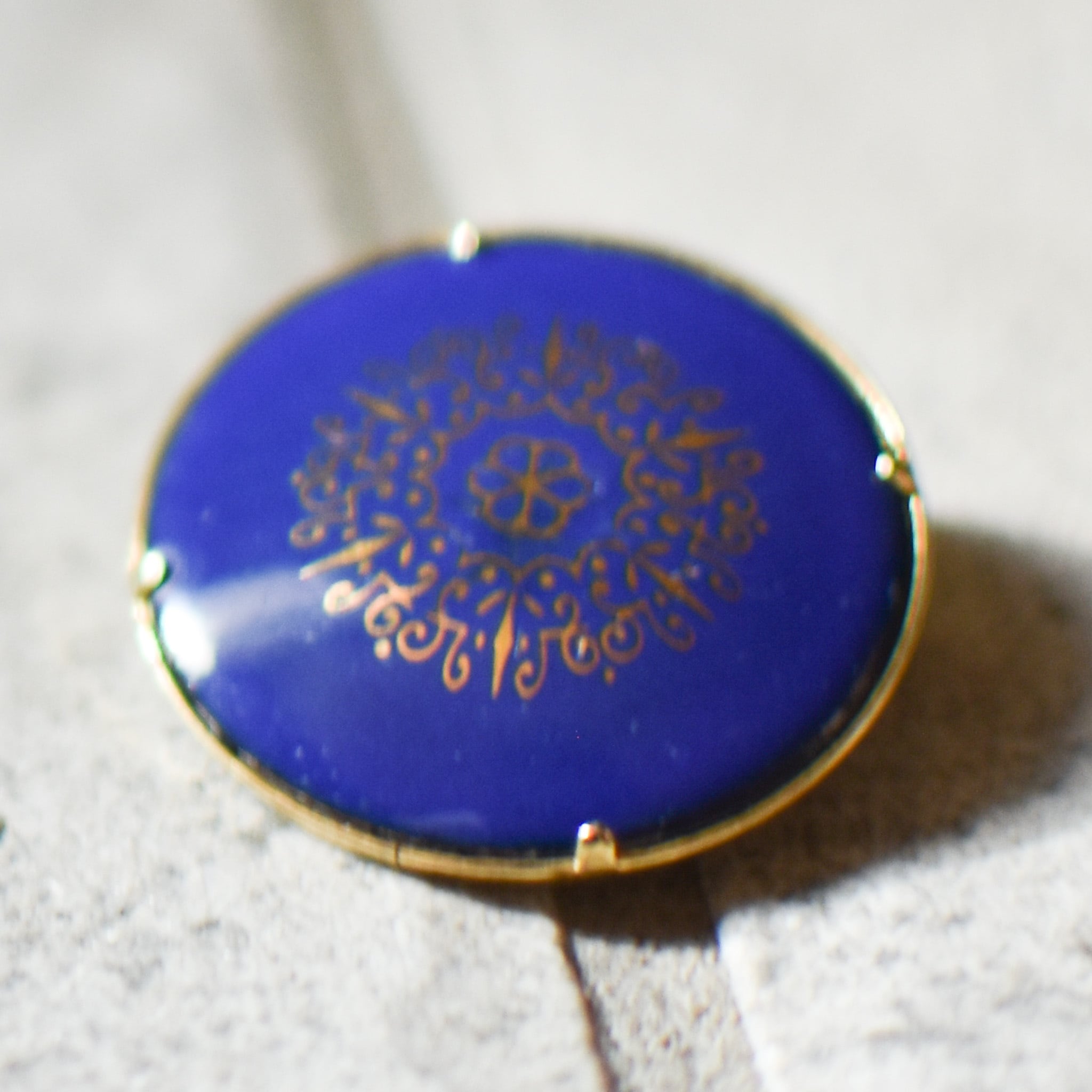 ブルーのブローチ 幾何学模様 青のブローチ | チェコガラスボタン専門