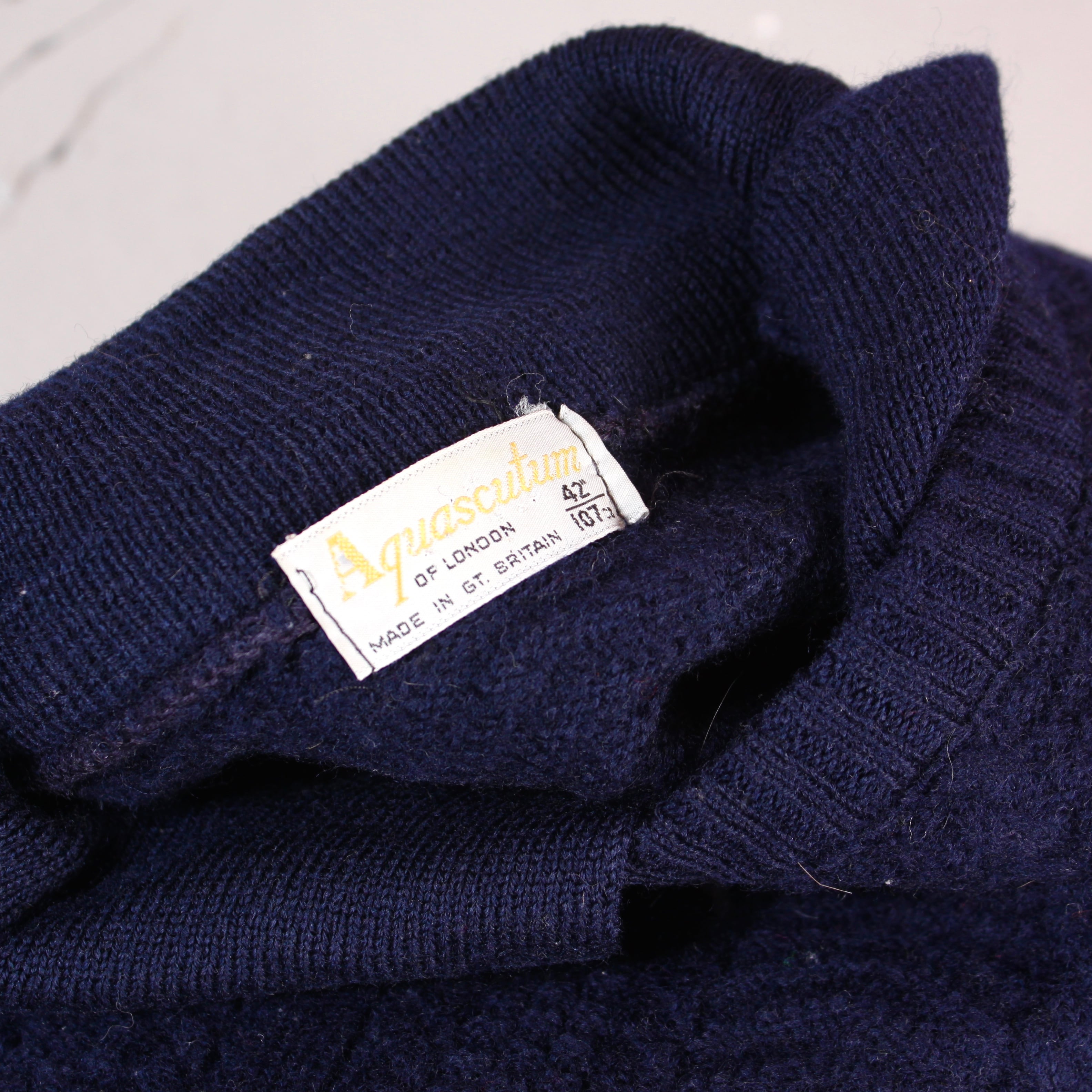 0472. aquascutum wool knit made in gt.britain ネイビー ケーブル