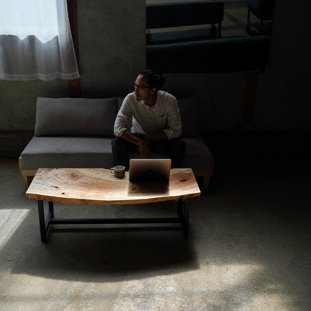 キラキラ杢とスポルテッドが美しい 栃の一枚板 ローテーブル