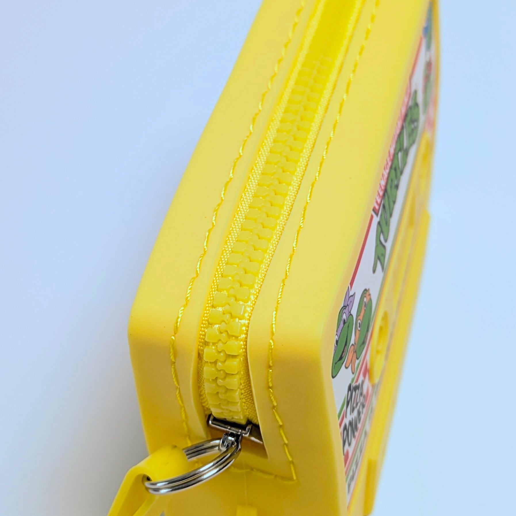 【 Teenage Mutant Ninja Turtles ( ティーンエイジ ミュータント ニンジャ タートルズ ) 】SILICONE POUCH ( シリコーンポーチ ) カセットテープ型 ストラップ付き / 小物入れ / コインケース / コスメポーチ / シリコン〚アメリカン雑貨 アメトイ〛