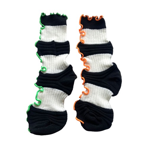 【solmu×HITOTSUDAKE】mellow uneune socks（ホワイト×ブラック）ネオンキミドリ×ネオンオレンジ