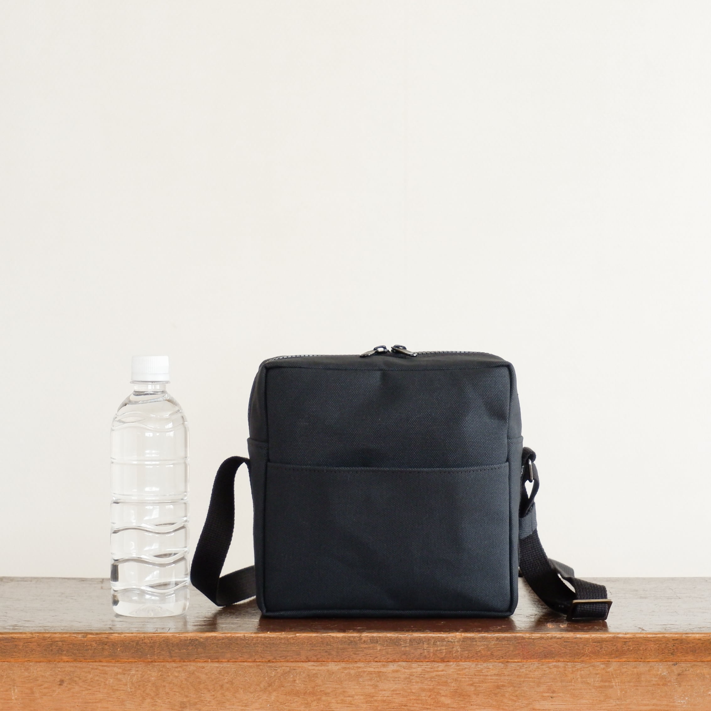 正方形ミニショルダー 黒 / 6号帆布 | aoya bags | シンプルで少し