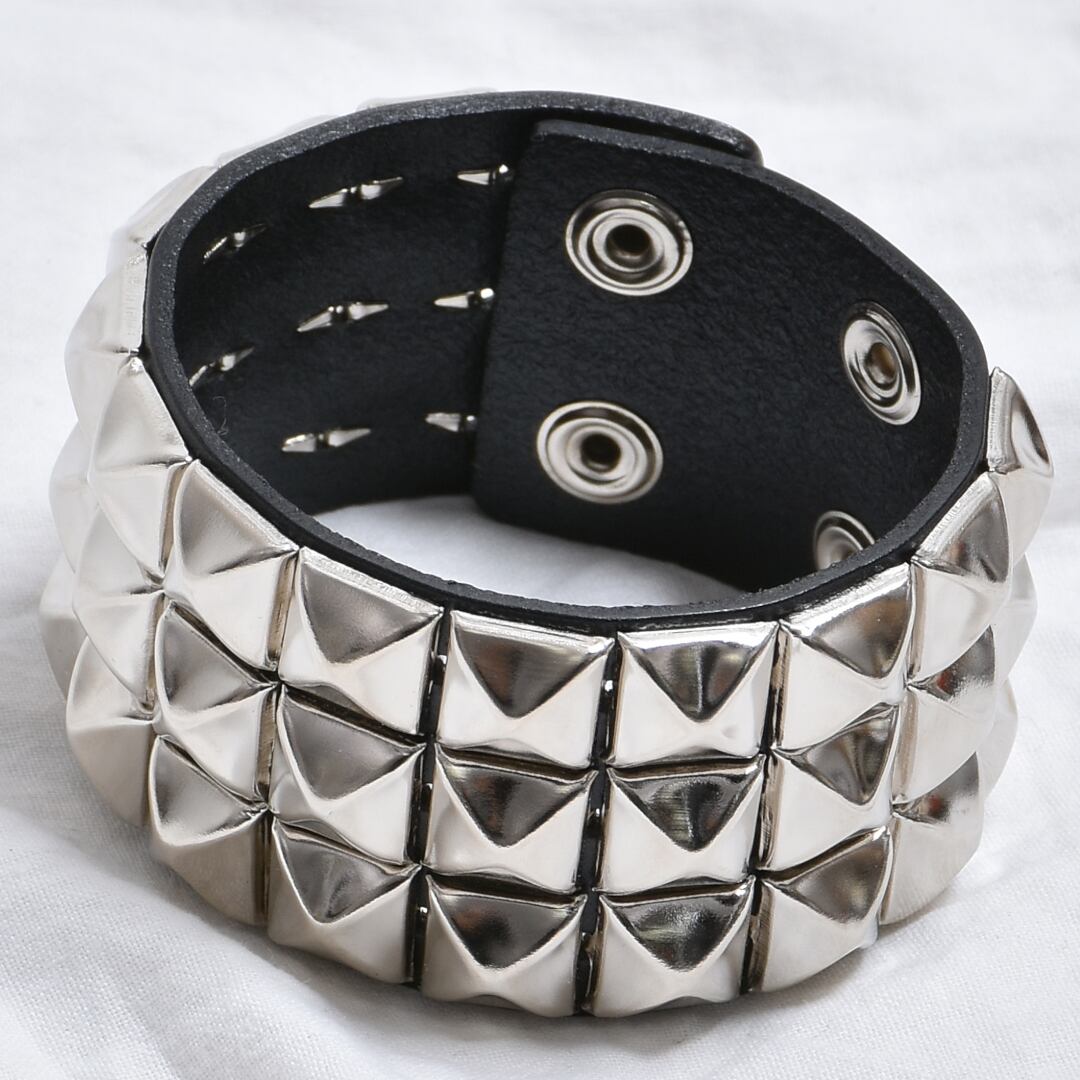 3/6新着】3ラインスタッズブレスレット | VOLCAN&APHRODITE