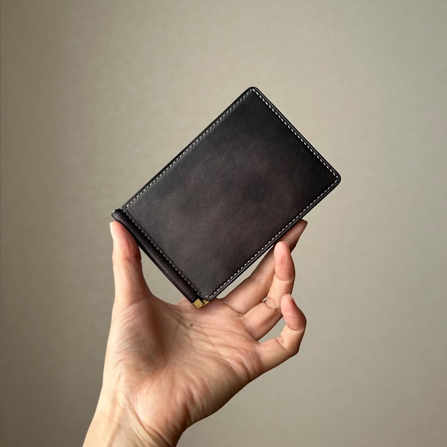 クラシカルで洗練された、大人のマネークリップ