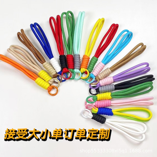 シンプルな色合いのキーホルダー