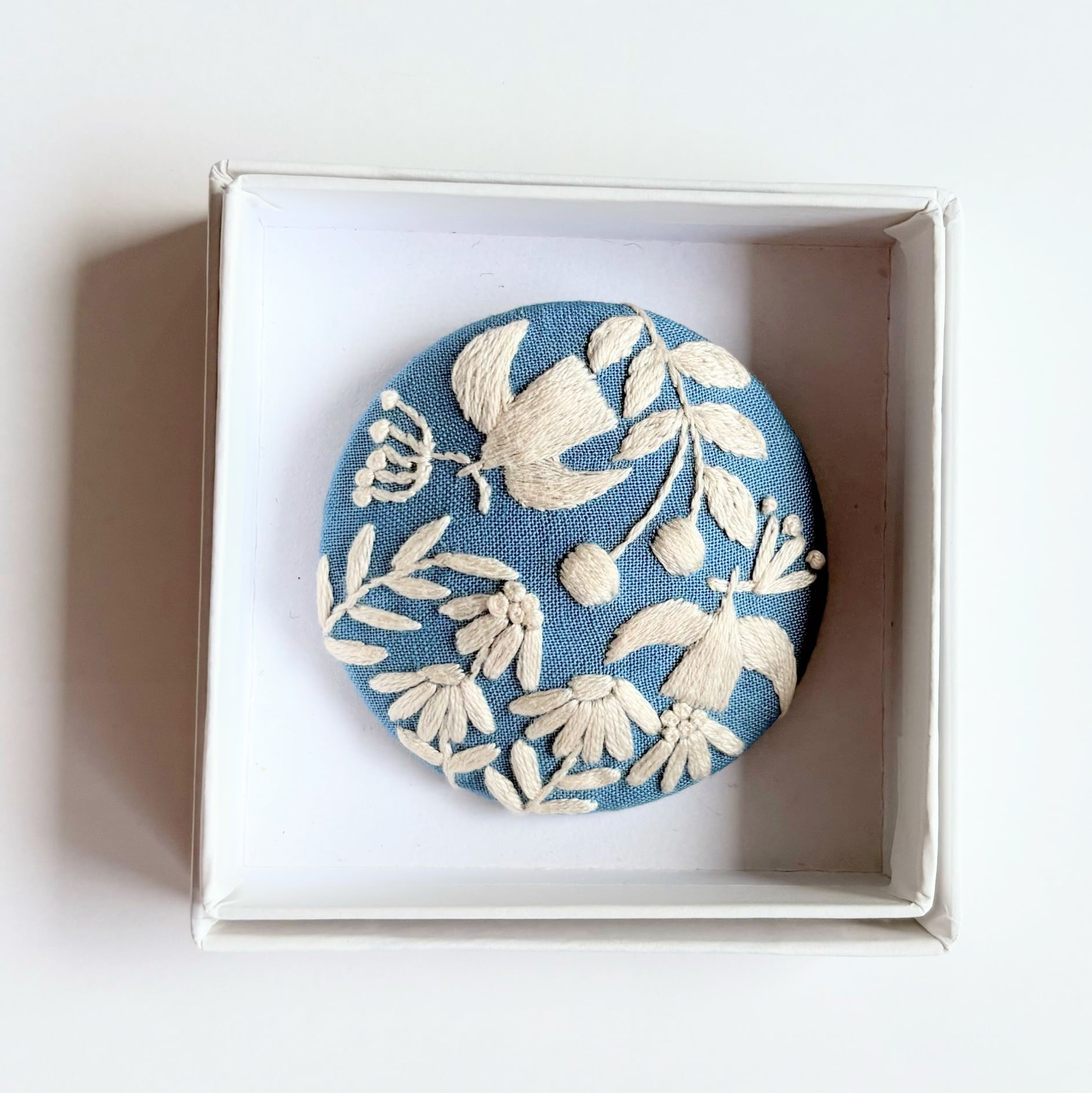 北欧風ことりと草花の刺繍ブローチ【hokuo】#469 | j.couture