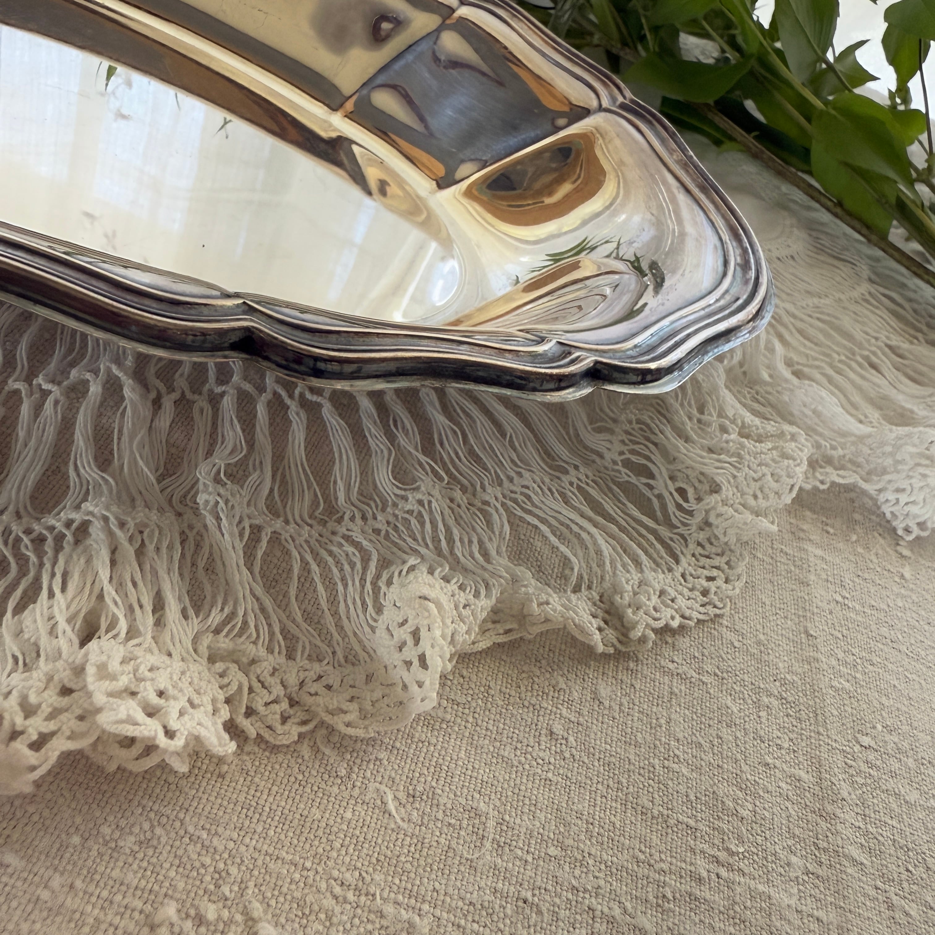 French Vintage Metal Oval Plate With A Bautiful Floral Rim/花リム