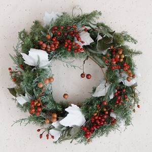 【約直径25cm】赤い木の実とグリーンホワイトクリスマスリース ＊ 富良野を思わせる針葉樹グリーンにかわいい赤い野バラの実 大人 シック ボタニカル クリスマスリース / ドライフラワー クリスマス飾り おしゃれ ギフト 誕生日 結婚祝い 新築祝い ナチュラルインテリア