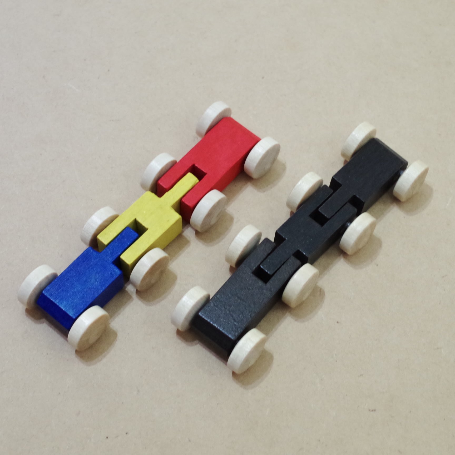 クネクネバーンの車 2両車 | 木のおもちゃ専門店 おもちゃ箱 イカロス