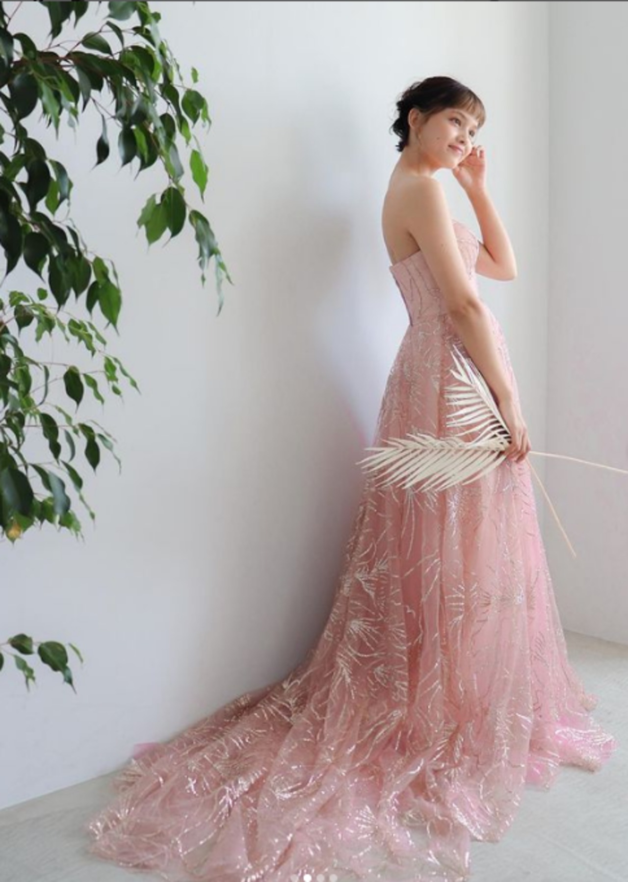 キラキラ光る刺繍 カラードレス ピンク ベアトップ ミニトレーン  