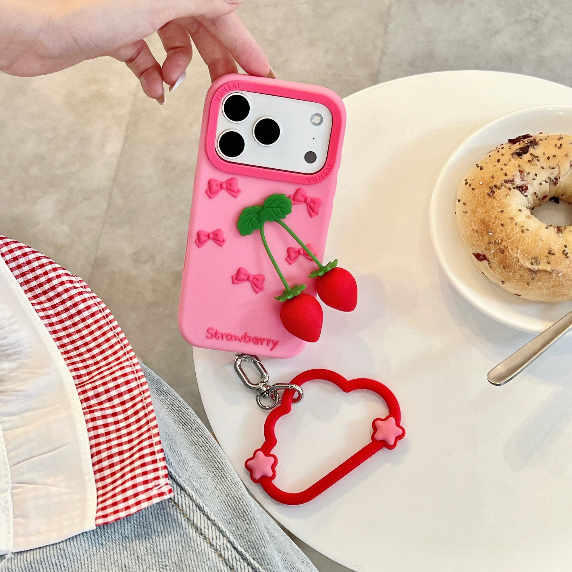 立体 いちご iPhone 18 17 16 ケース シリコン製 可愛い リボン