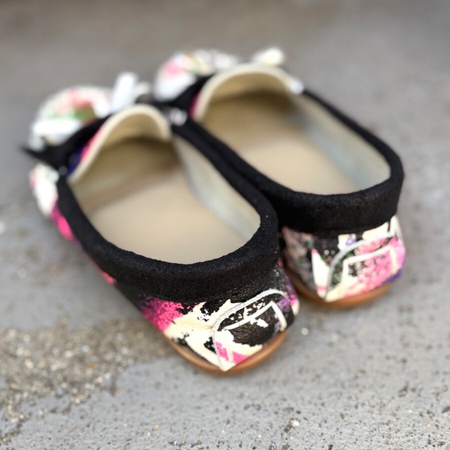彩りを楽しむアート柄リボンモカシンシューズ・柔らかい・通年対応　MADE IN JAPAN