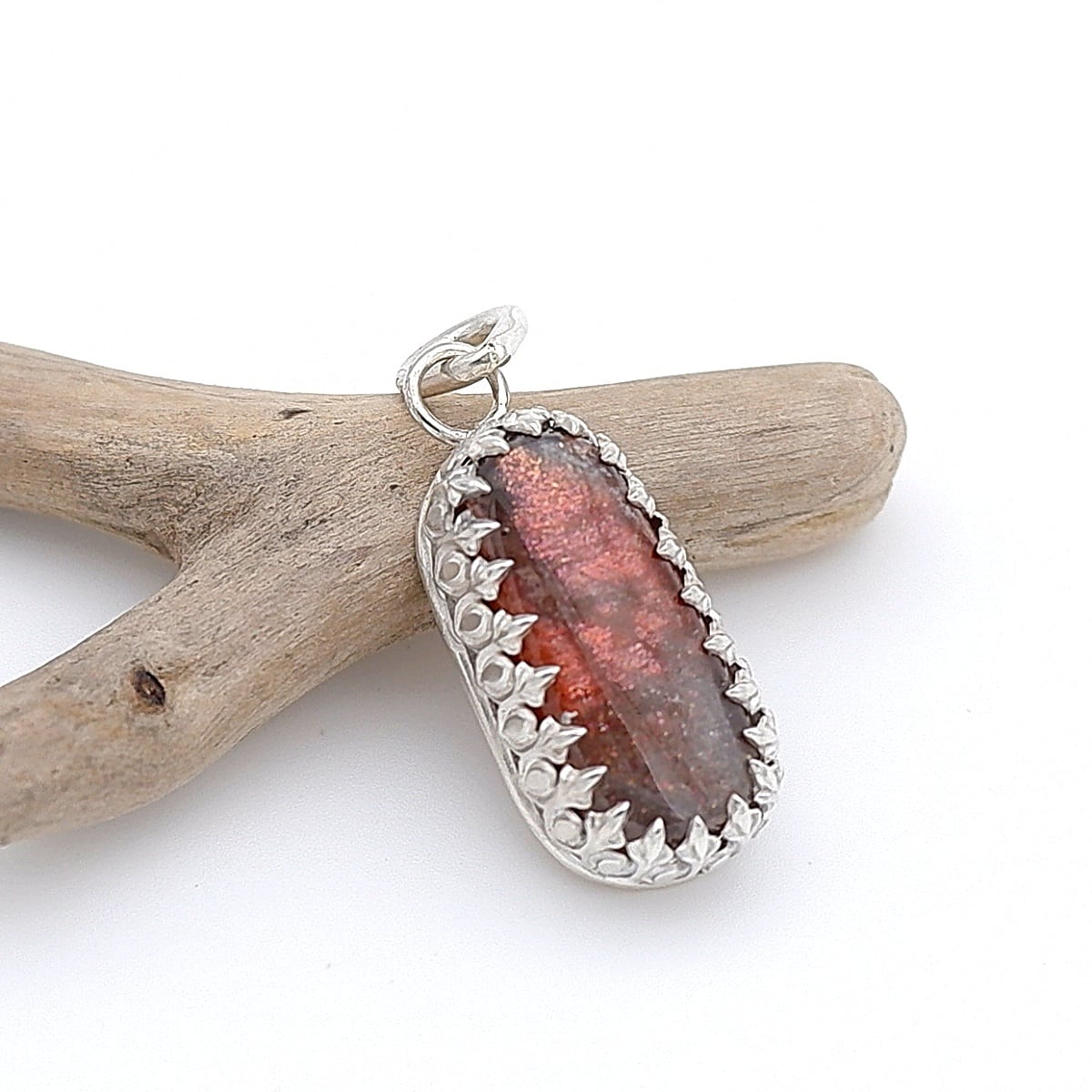 タンザニア産パープルヘイズサンストーンの飾り枠ペンダント ～幻惑の