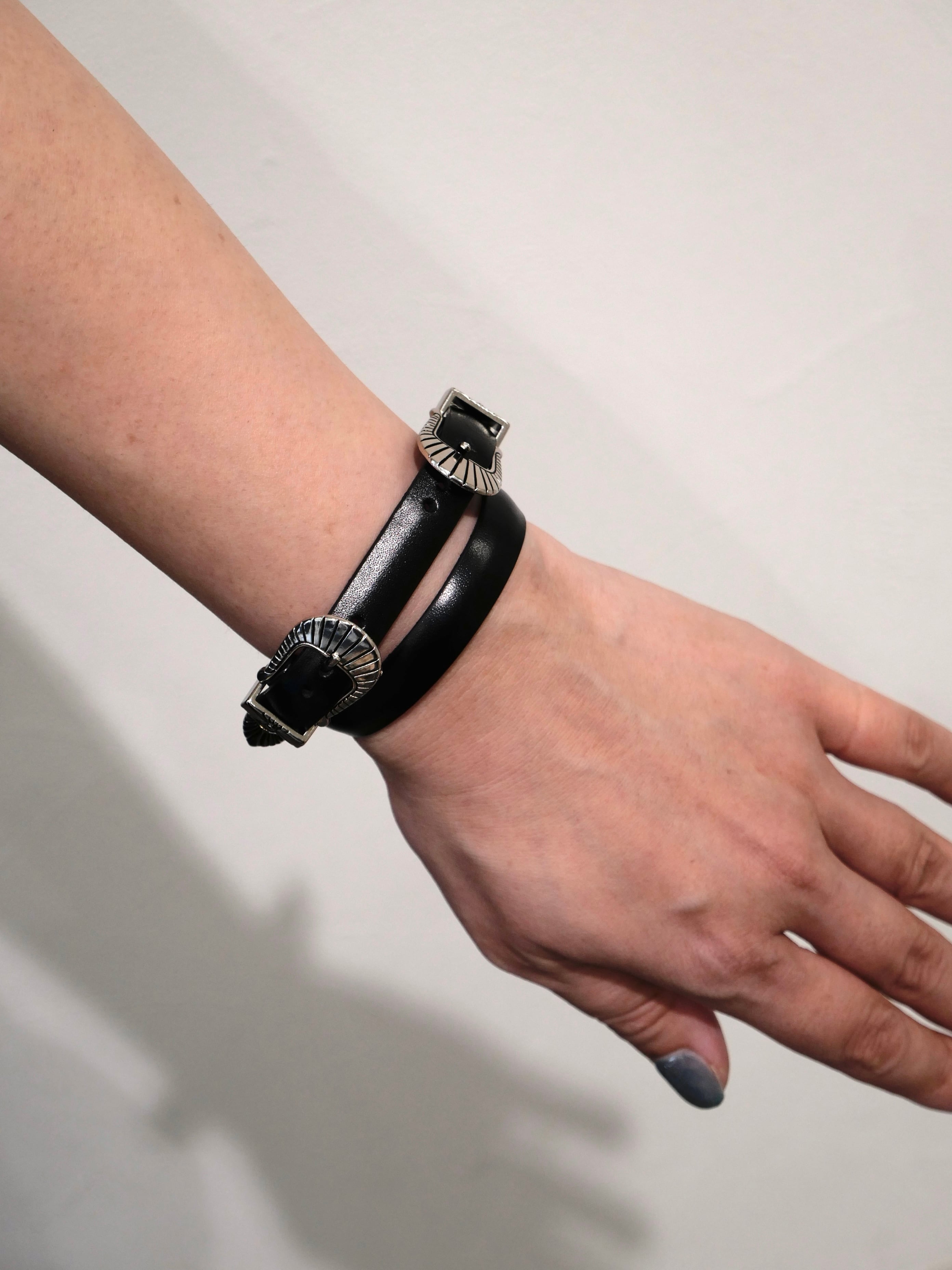 TOGA TOO DOUBLE BUCKLE LEATHER BANGLE | CONSTRUCT1