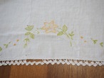 縁編みとイエロー花刺繍のマット(破れあり) 画像2