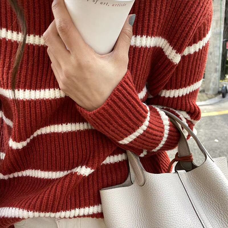 タートルネックボーダーリブニット