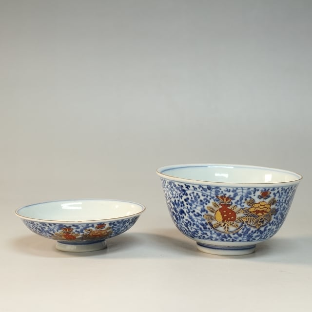 時代 九谷焼( KUTANI ware/ Isikawa, 1910年頃) 花唐草染付 赤絵金彩菊