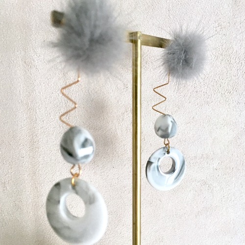 ミンクファー×マーブルギザギザピアス