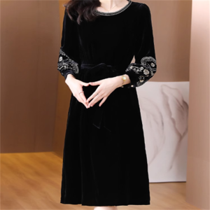 【送料無料】 ドレス ロングドレス パーティドレス ロング ひざ丈 袖あり 長袖 ラウンドネック クルーネック Aライン フレア 刺繍 ベルベット 厚手生地 エレガント 可愛い 大人可愛い きれいめ シンプル カジュアル シック コンサバ 華やか 大人 上品 おしゃれ お洒落 こなれ感 高見え 高級感 ラフ 花柄 冬 30代 40代 レディース 女性用 デート お出かけ 女子会 お呼ばれ 休日 お茶会 授業参観 結婚式 二次会 パーティ 演奏会 着回し 普段使い オルチャン 韓国系 ファッション  qw