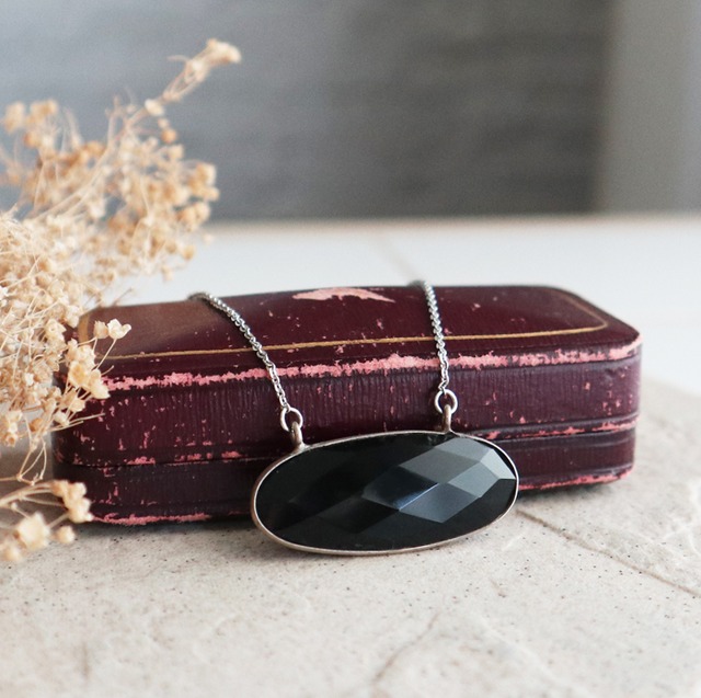 大粒！ブラックスピネルのオーバルネックレス　金アレ対応