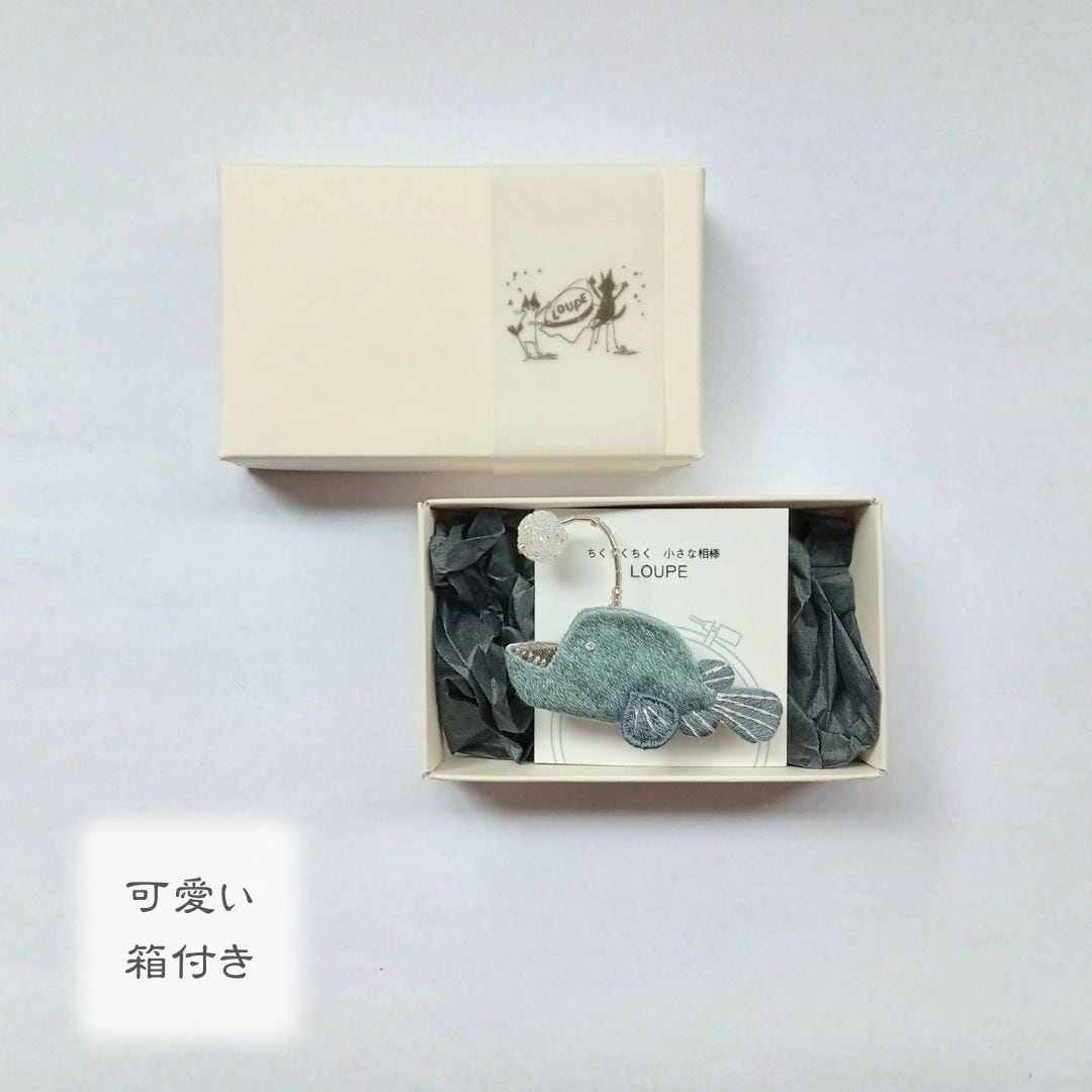 ハンドメイド刺繍ブローチ　911 ショウジョウコウカンチョウと赤い実 ハンドメイド刺繍ブローチ911 ショウジョウコウカンチョウと赤い実