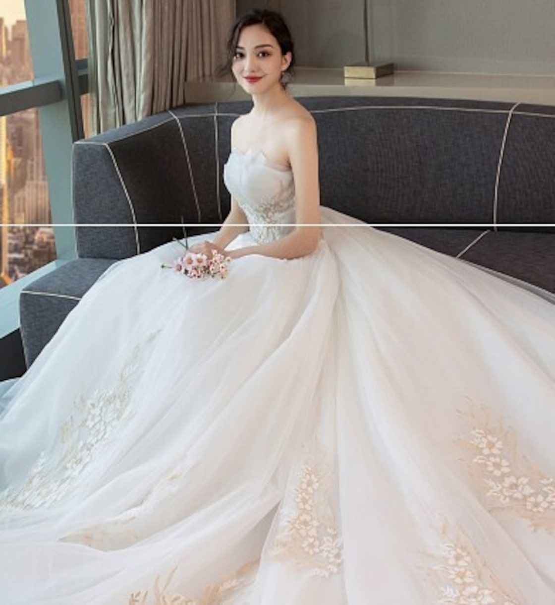 ホワイト ソフトチュール ベアトップ 編み上げ 花柄のモチーフ刺繍が  