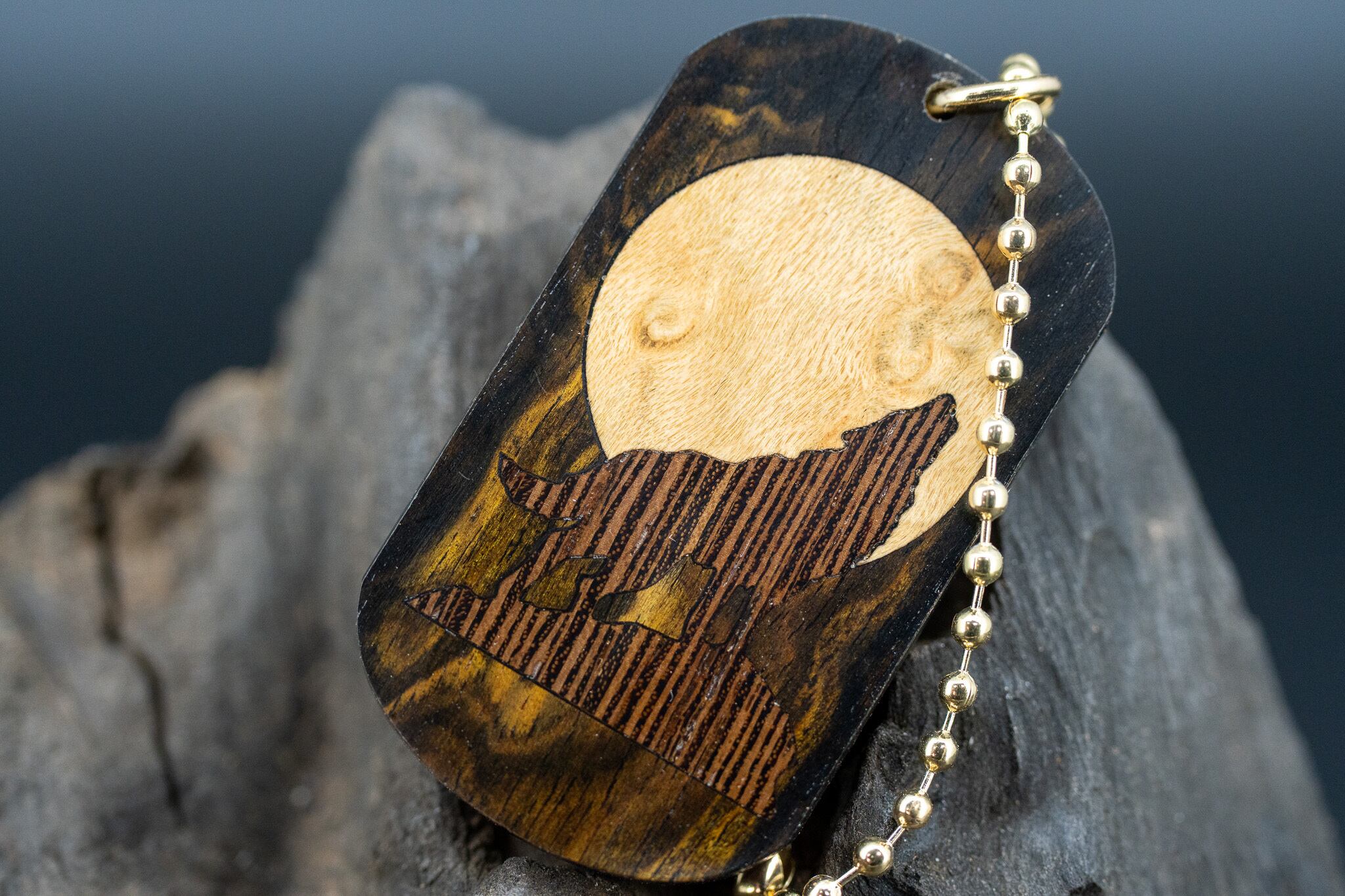 【幻の銘木】 青黒檀 ドッグタグ 象嵌 月と狼