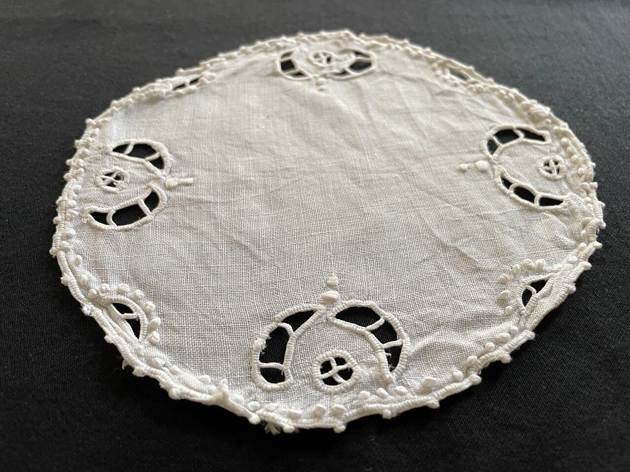 フランス アンティーク カットワークと白糸刺繡のドイリー レース 【D