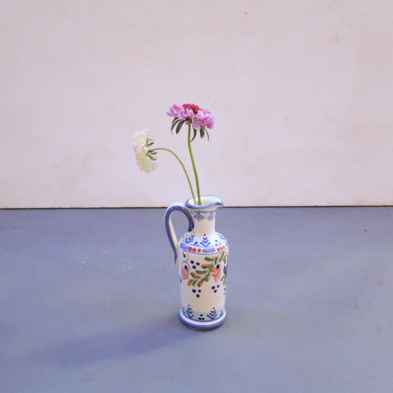 ブルーのペイントの水差し