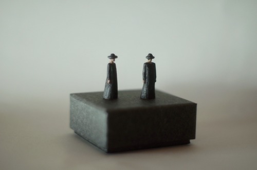 (016)wood figure-mini 帽子黒 2つセット 箱入