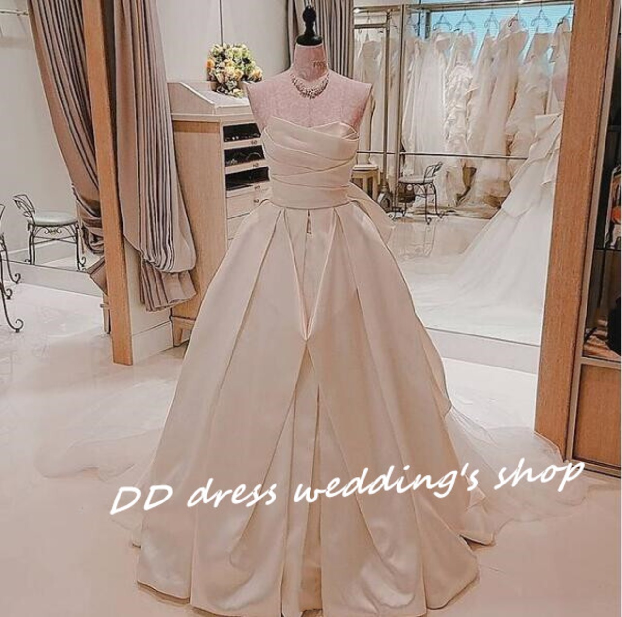 豪華！ベアトップ ウエディングドレス 華やかなトレーン 光沢サテン  