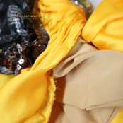 ベリーダンス オリエンタル 衣装 上下セット クイーン Queen イエロー系 トップス スカート 黄 黒 花 ラインストーン スパンコール 豪華 装飾 キラキラ ステージ イベント ダンス衣装 ブラック系