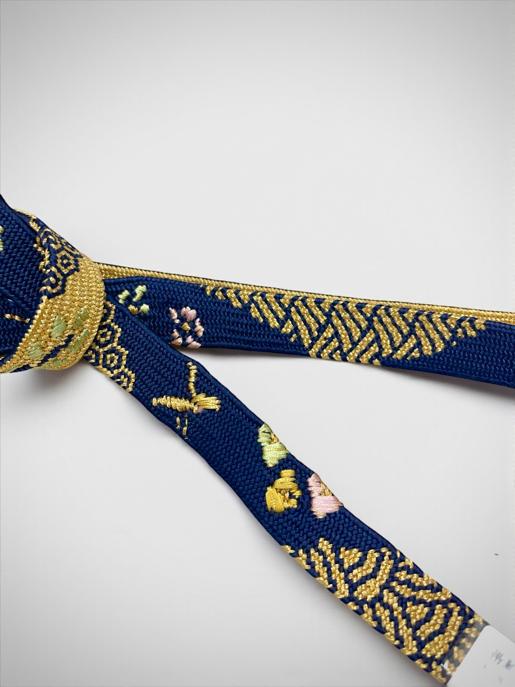 伝統工芸士 田中節子 作   ― 高麗刺繍 鶴蝶小花 手組帯締め