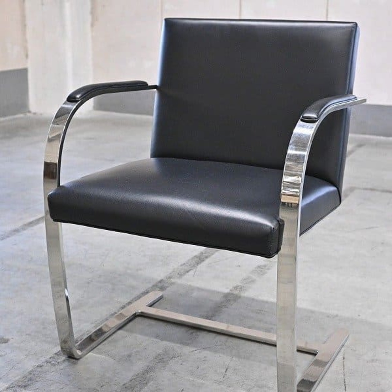 名作「ブルーノチェア」a 本革 ミース・ファン・デル・ローエ カンティレバー構造 アーム リビング ダイニング【中古家具/中古インテリア/USED家具ユーズド家具/リサイクル】