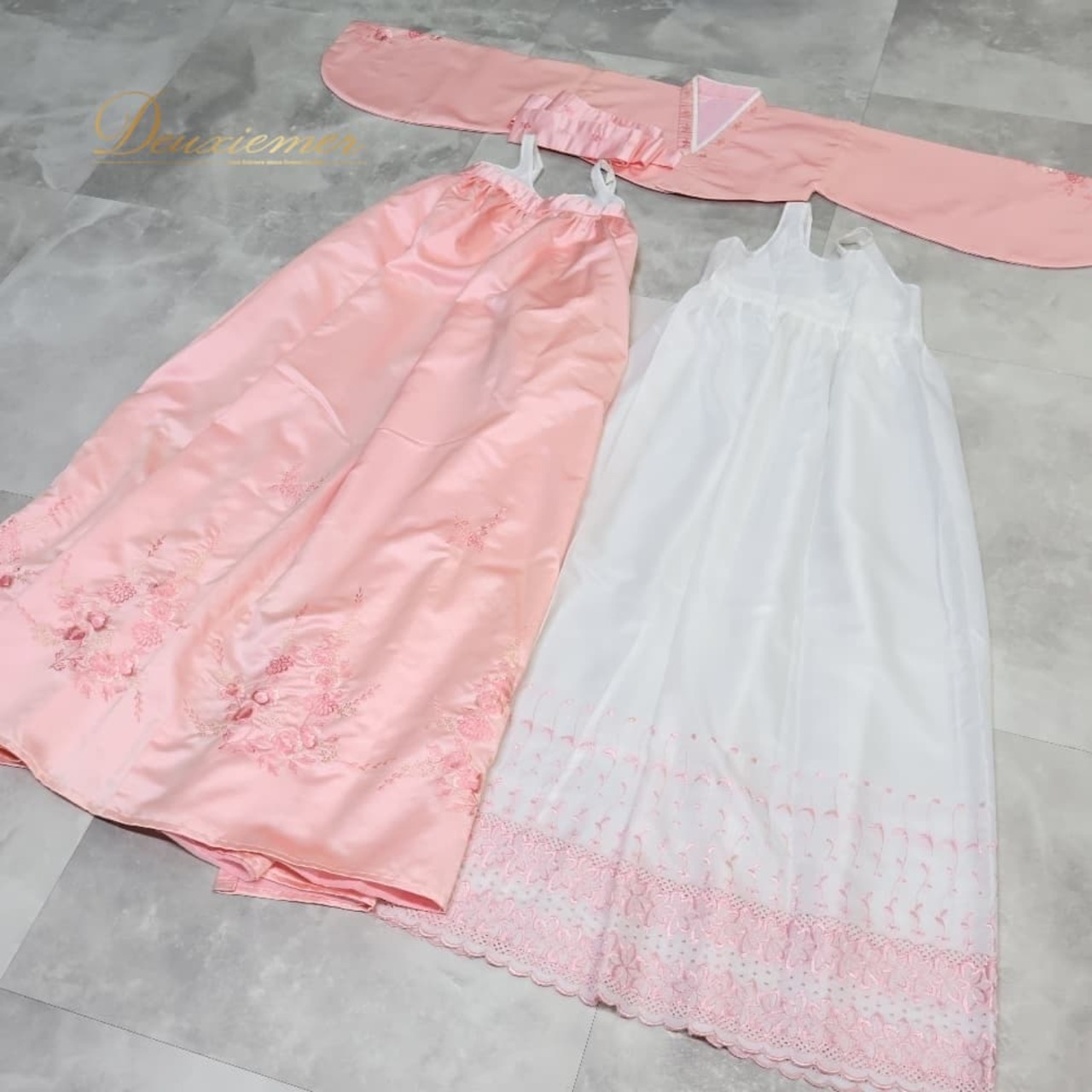 韓国伝統衣装 チマチョゴリ ピンク系 明るい トップス ワンピース ドレス インナー 花 花柄 刺繍 チマ チョゴリ 白 民族衣装 還流 韓服 イベント コスプレ 仮装 舞台 ステージ かわいい 華やか 光沢 ダンス ホワイト系