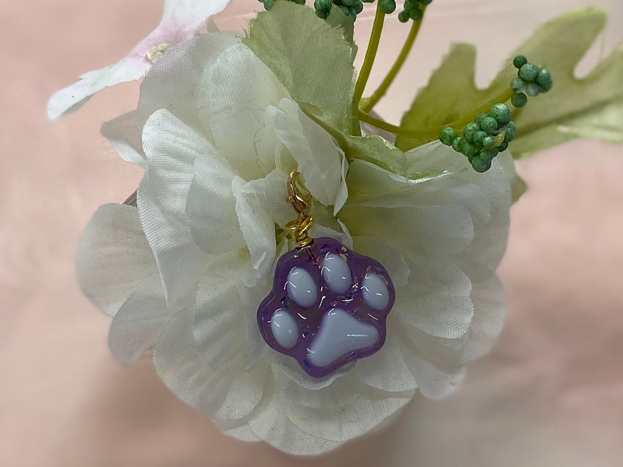 送料込】レジンの肉球チャーム | ジョイカンパニー