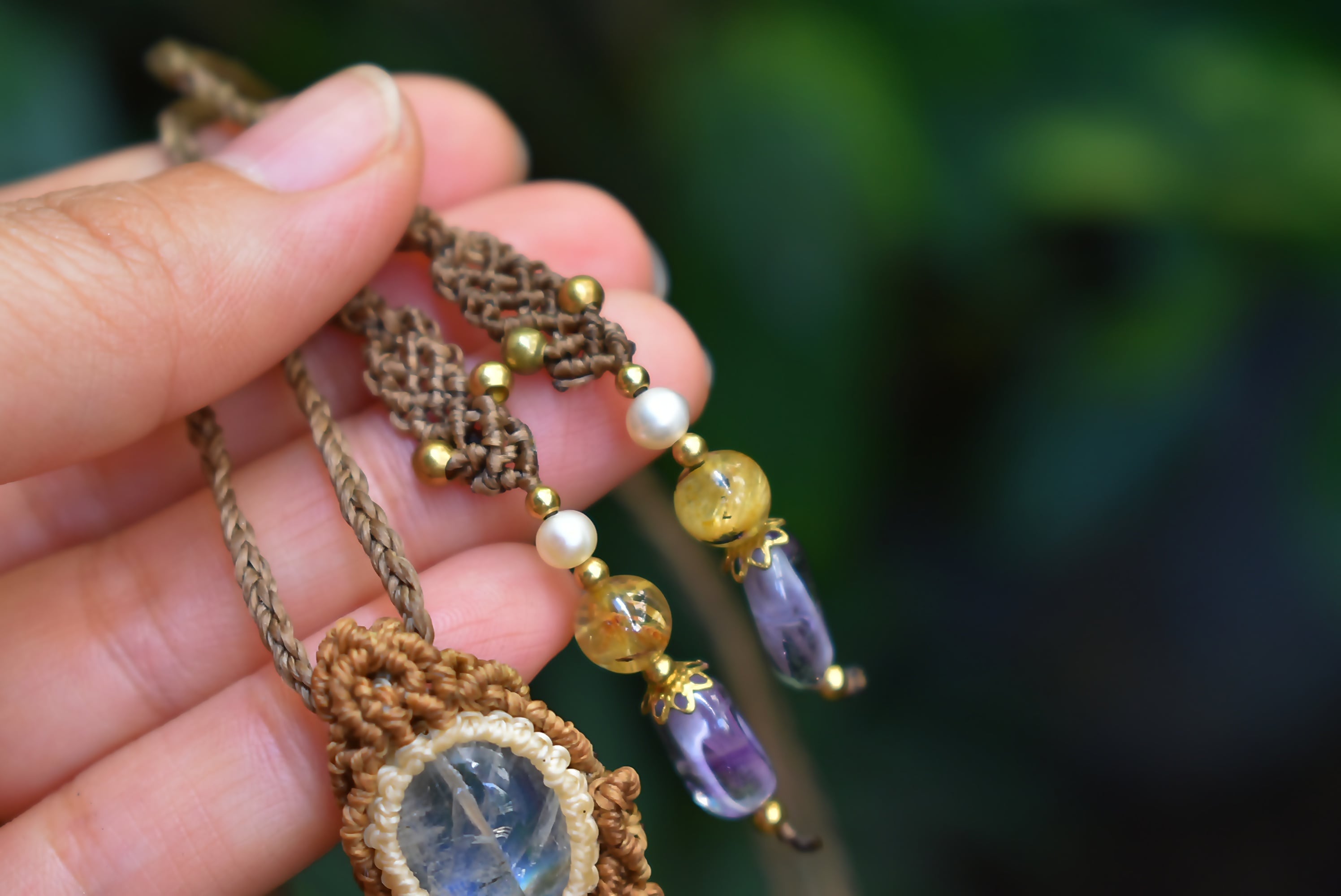アメジストとレインボームーンストーンのマクラメネックレス