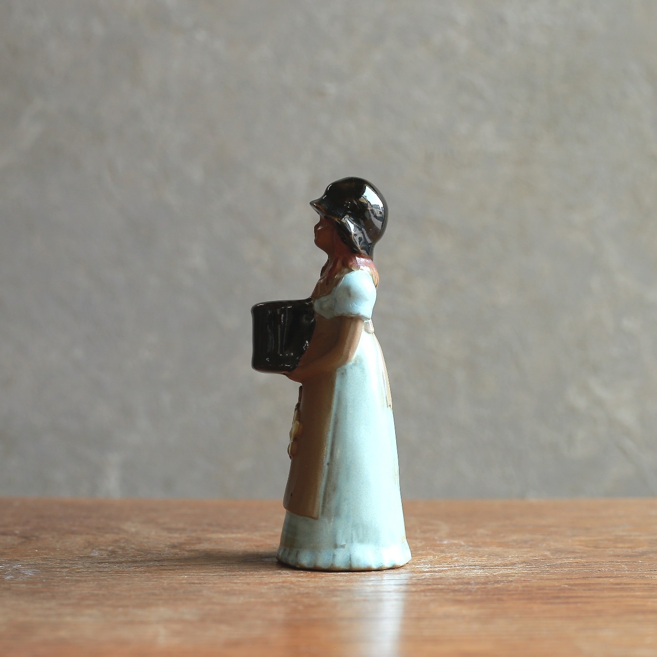 黄色いお花がかわいい、青いドレスのフラワーベース